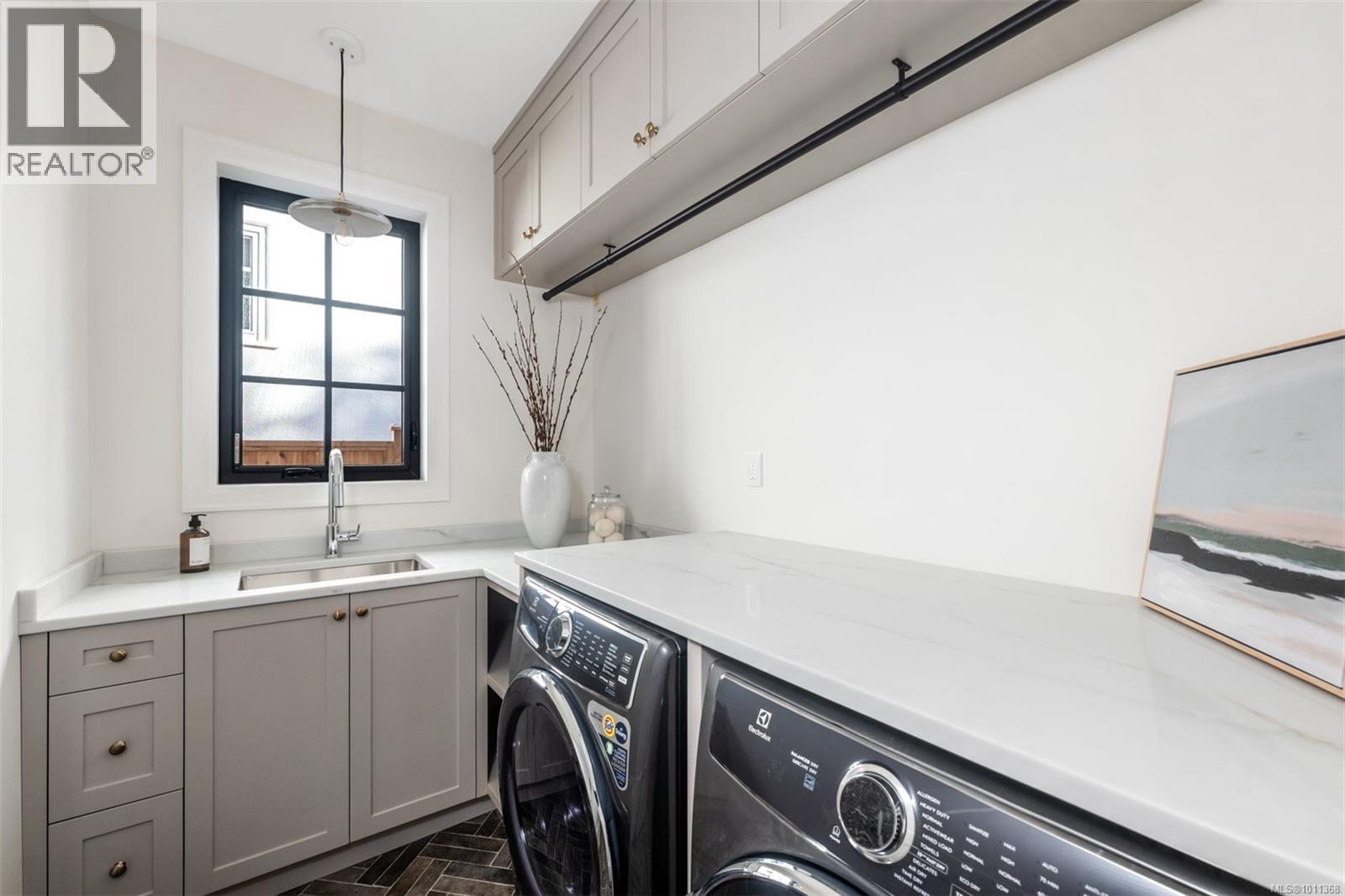 Photo 31 of 2189 Beaverbrooke St, Oak Bay BC