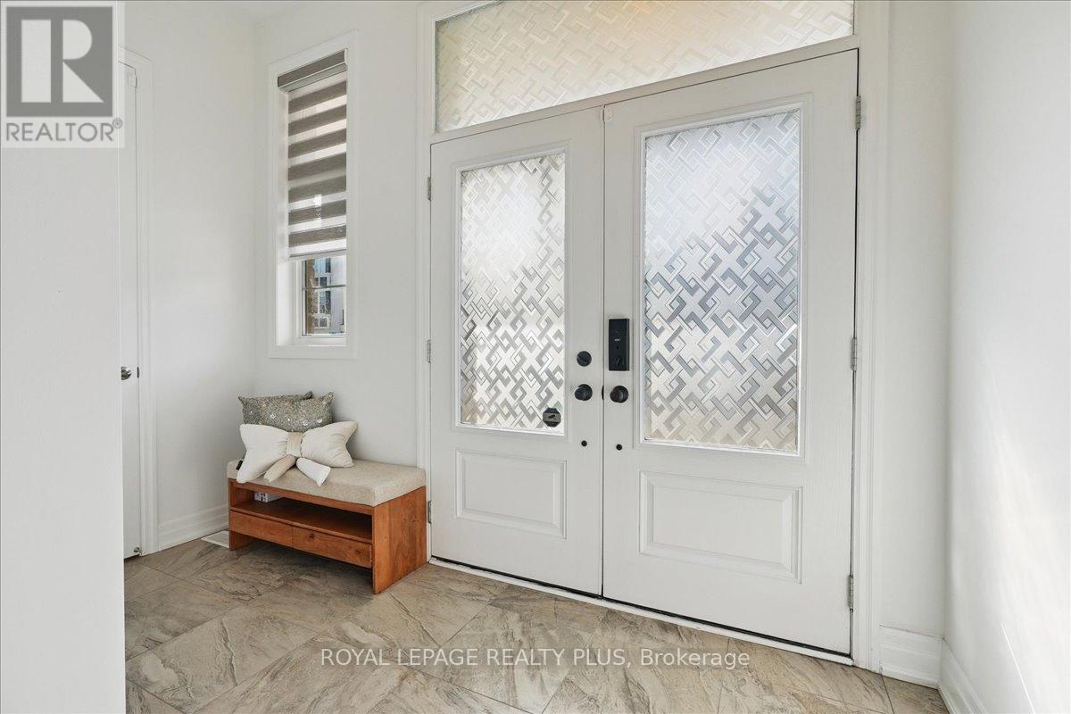 Photo 10 of 1416 Lakeport Crescent, Oakville ON