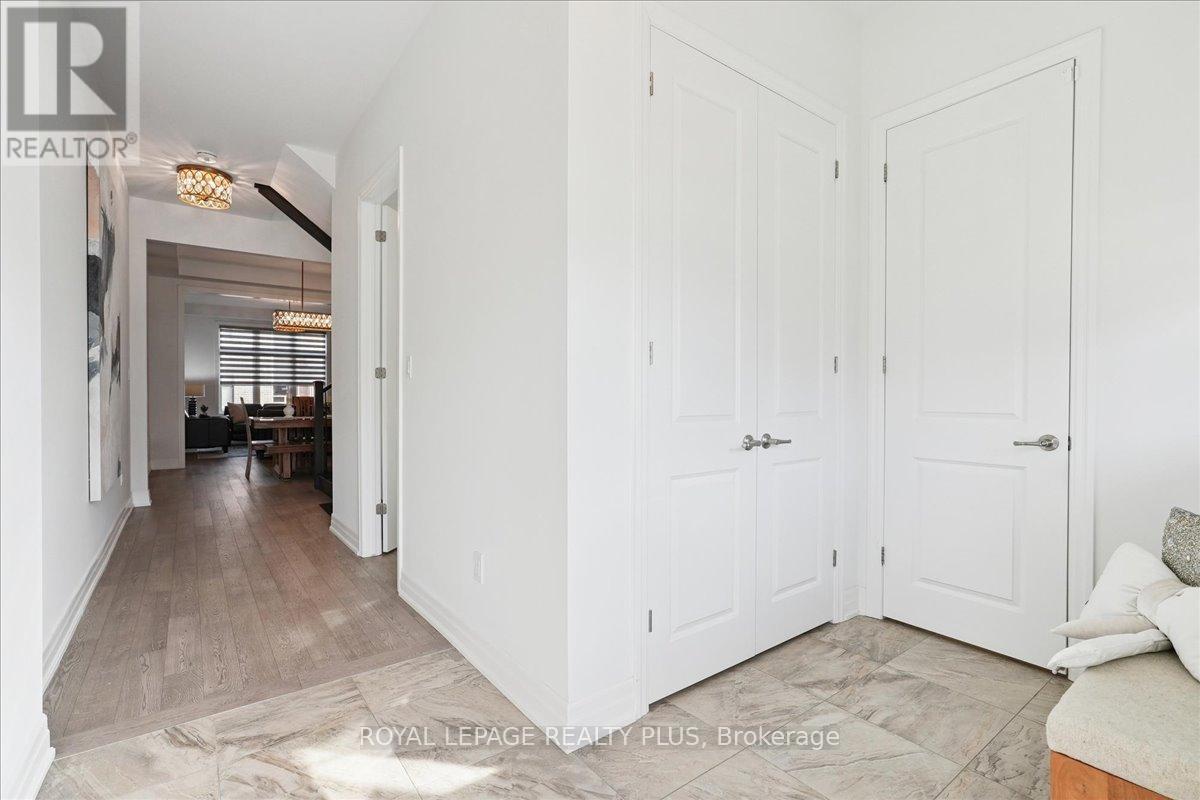 Photo 11 of 1416 Lakeport Crescent, Oakville ON