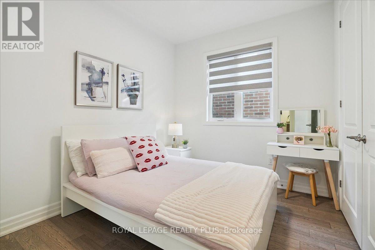 Photo 37 of 1416 Lakeport Crescent, Oakville ON
