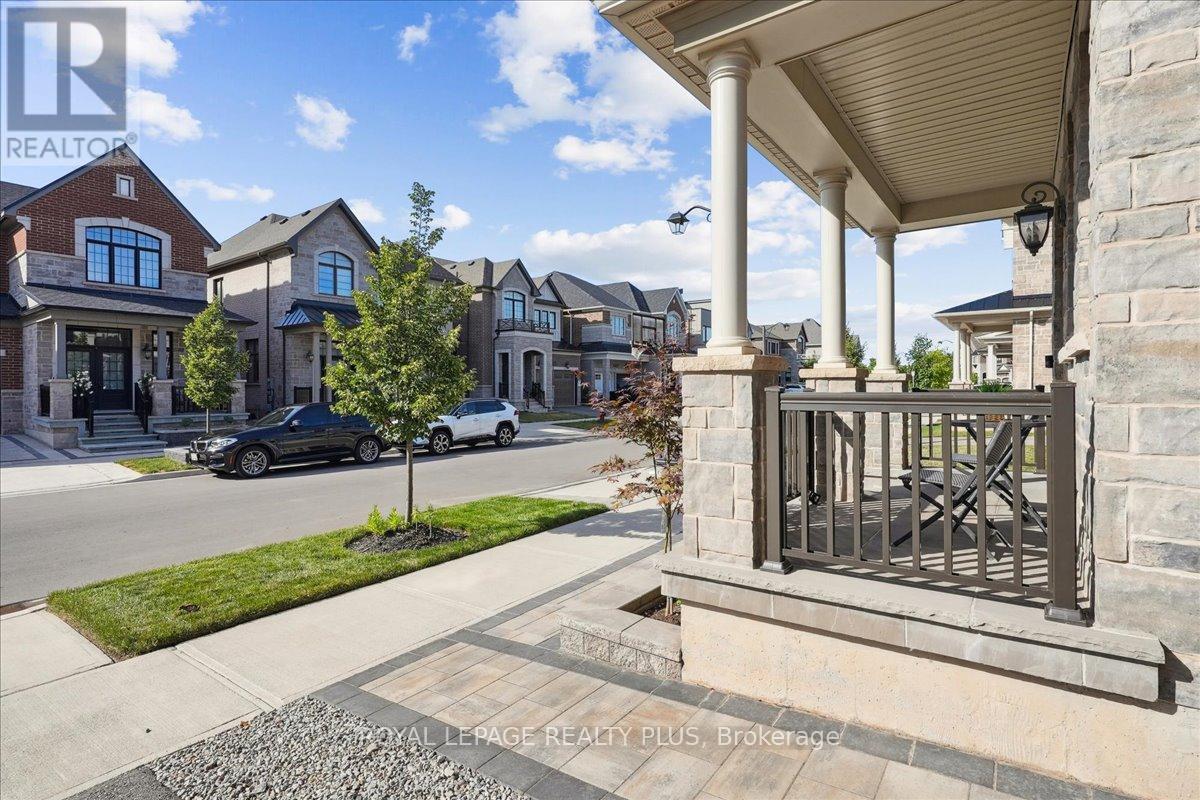 Photo 8 of 1416 Lakeport Crescent, Oakville ON