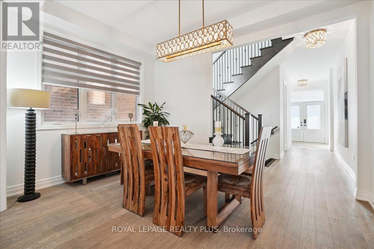 Photo 13 of 1416 Lakeport Crescent, Oakville ON