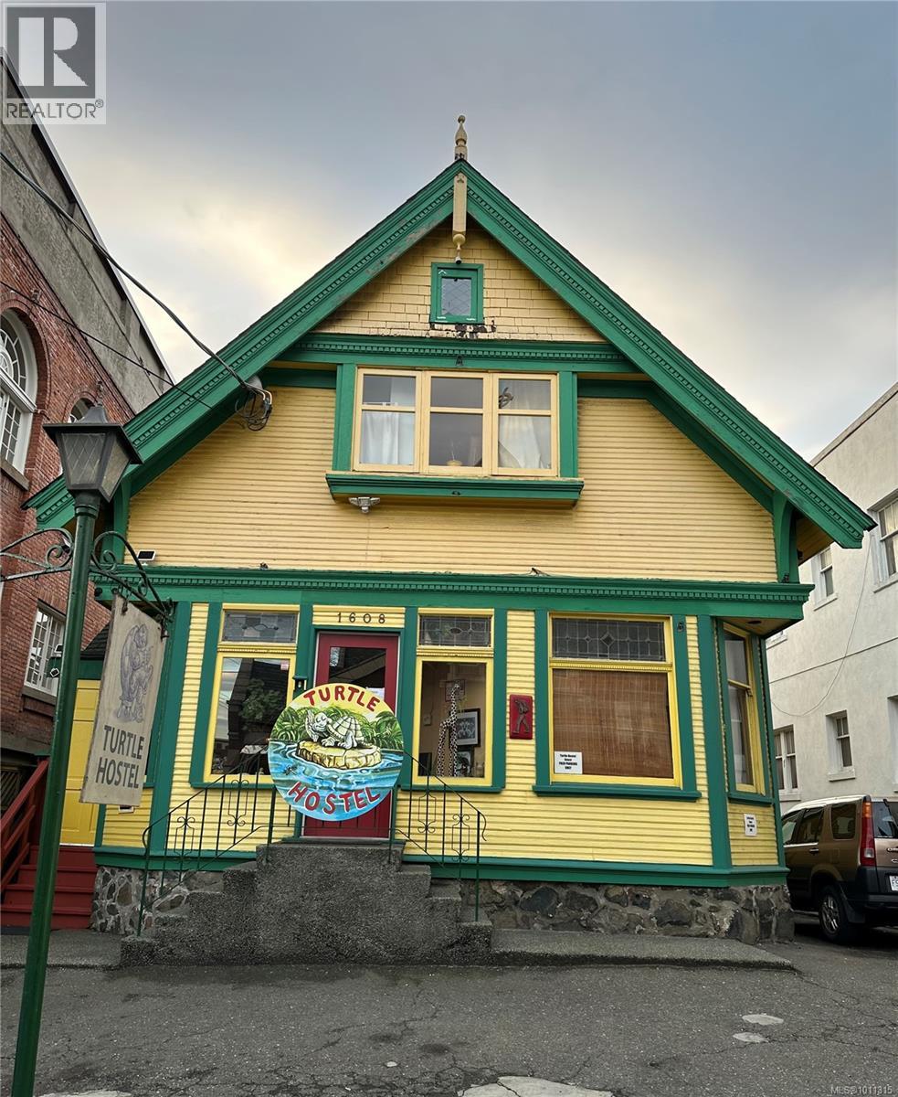 Photo 3 of 1608 Quadra St, Victoria BC