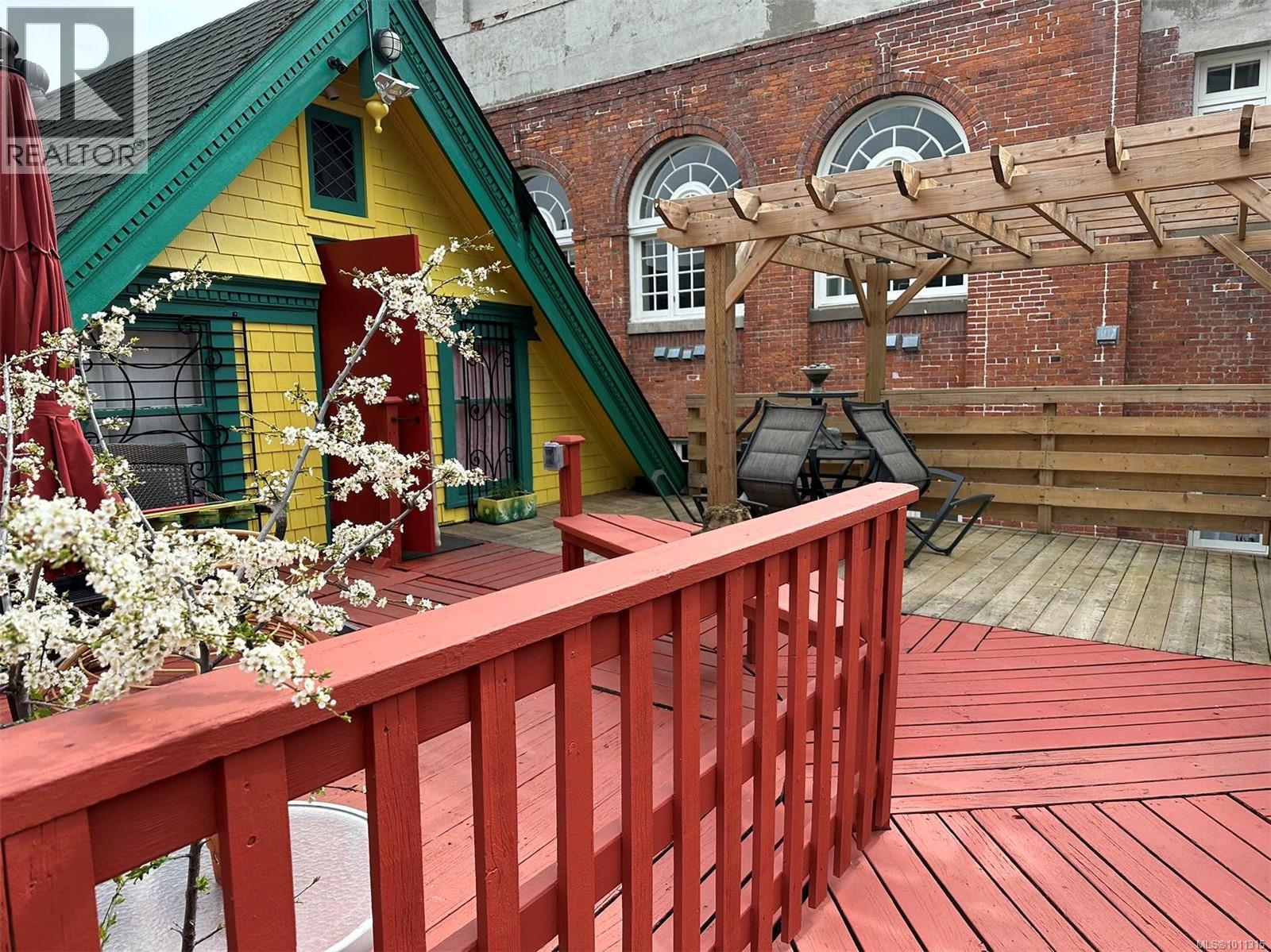 Photo 6 of 1608 Quadra St, Victoria BC