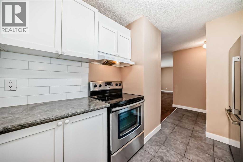 Single Family House for Sale in   Dalton Drive NW Dalhousie Calgary 