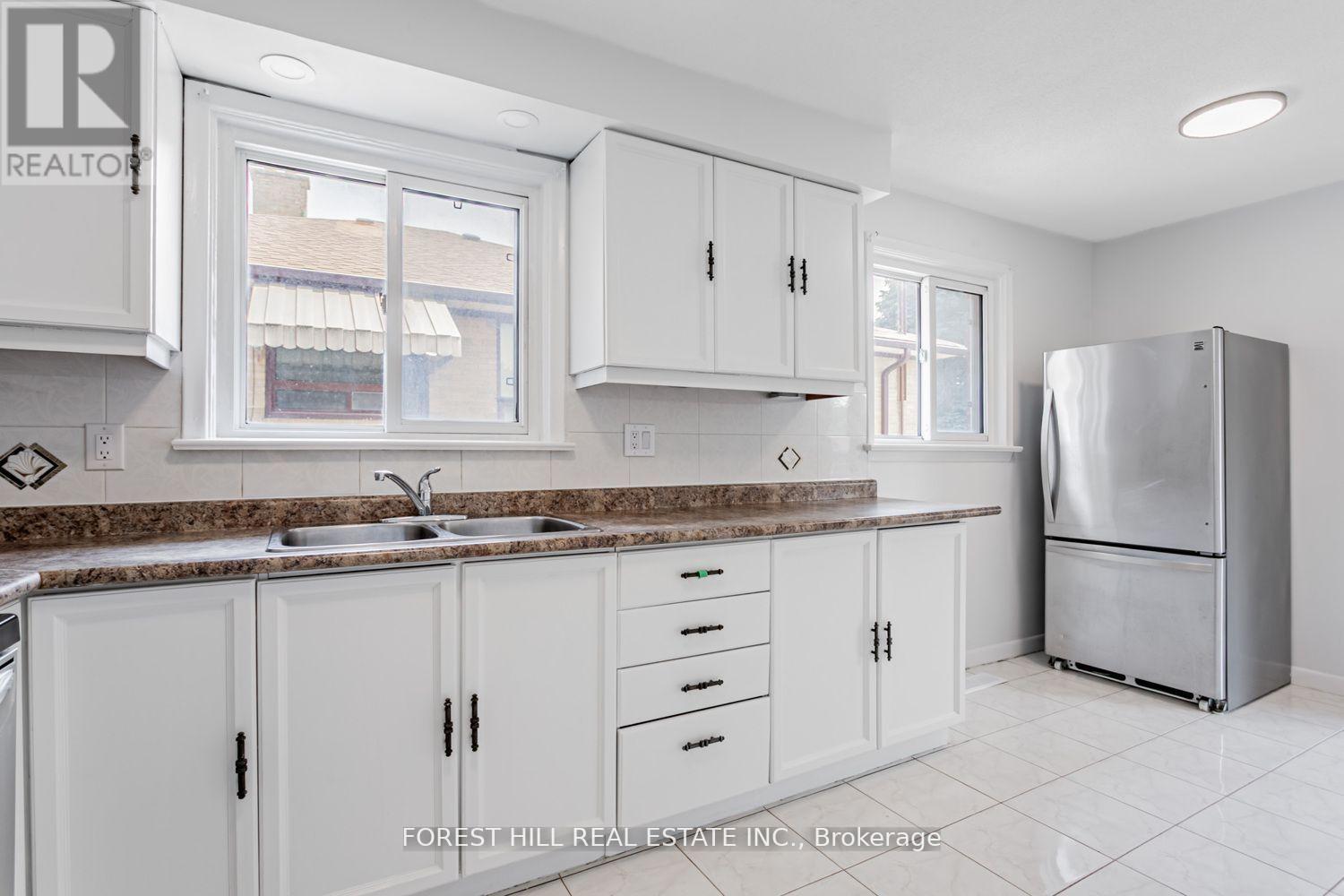 Photo 10 of 190 Lynedock Crescent, Toronto ON