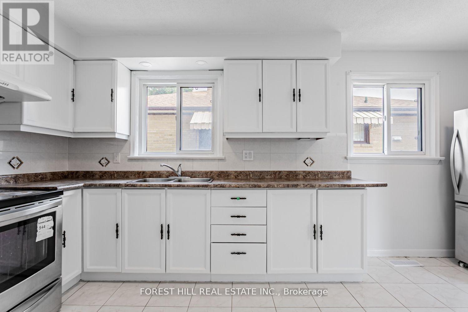 Photo 8 of 190 Lynedock Crescent, Toronto ON