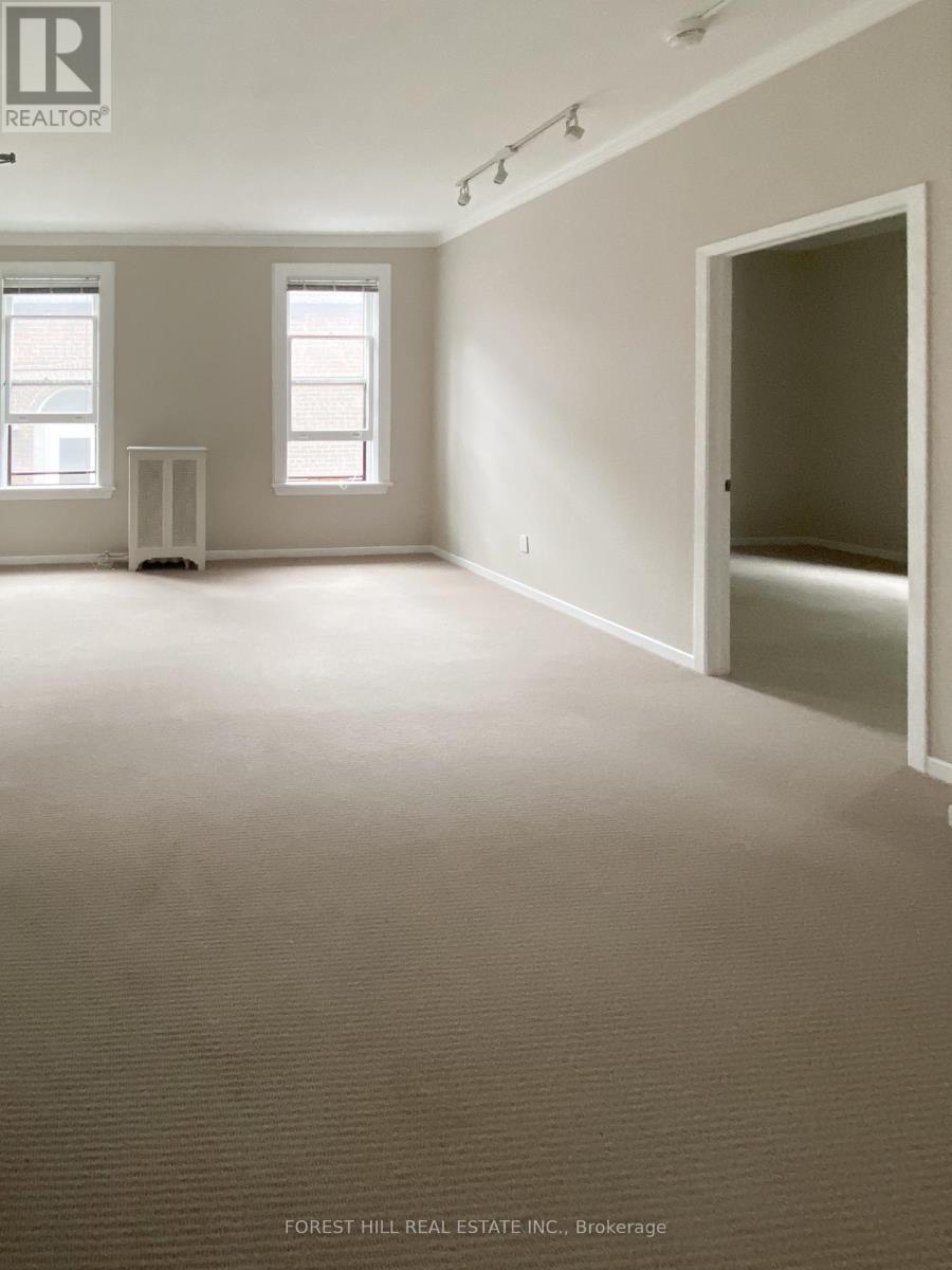 Photo 7 of 4 72 Walmer Road, Toronto ON