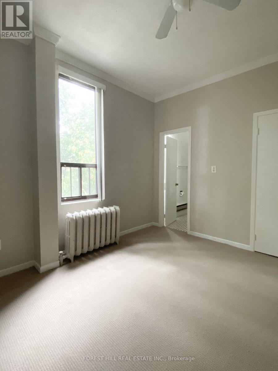 Photo 5 of 4 72 Walmer Road, Toronto ON