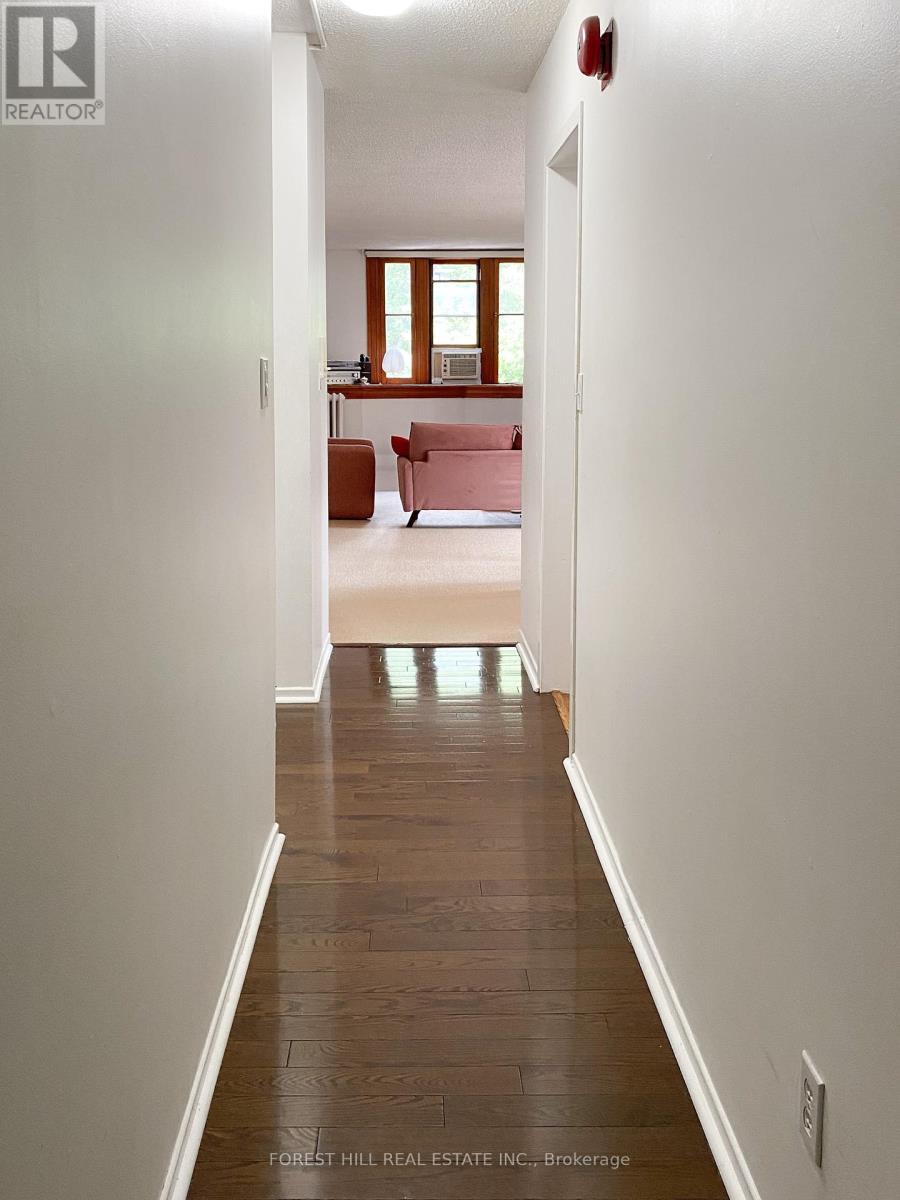Photo 2 of 5 72 Walmer Road, Toronto ON