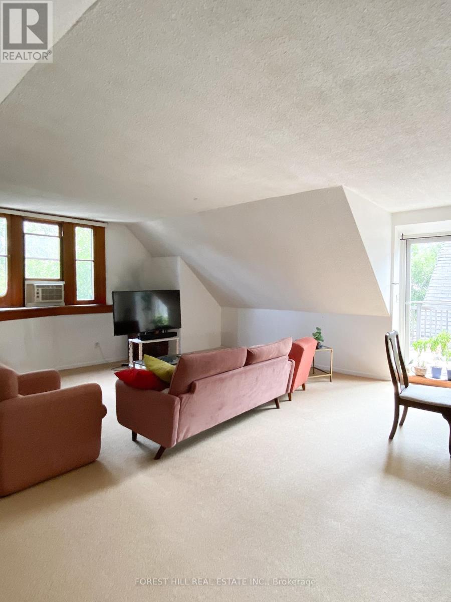 Photo 3 of 5 72 Walmer Road, Toronto ON