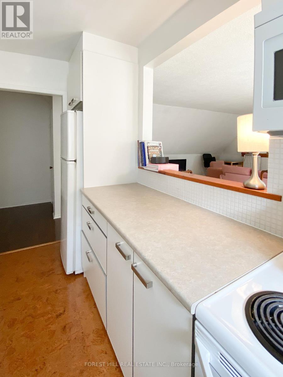 Photo 5 of 5 72 Walmer Road, Toronto ON