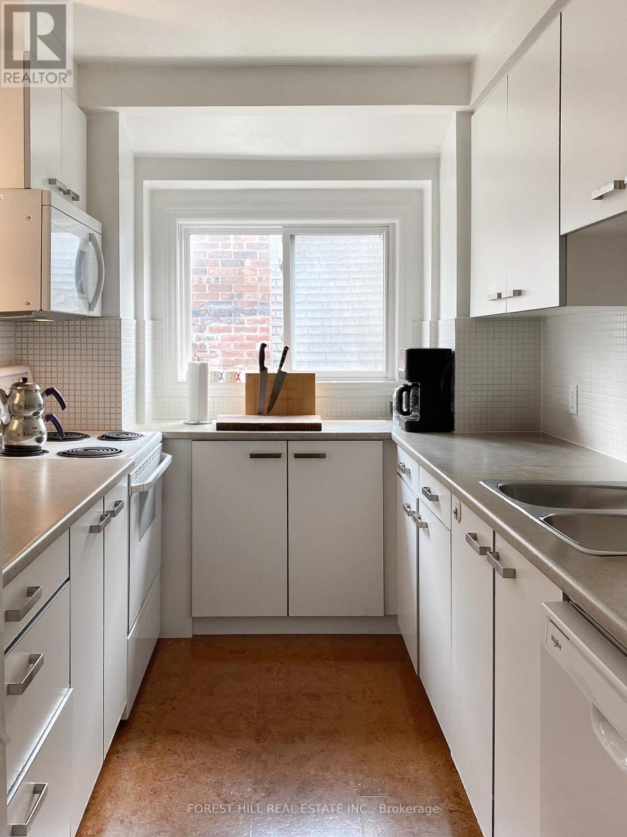 Photo 6 of 5 72 Walmer Road, Toronto ON