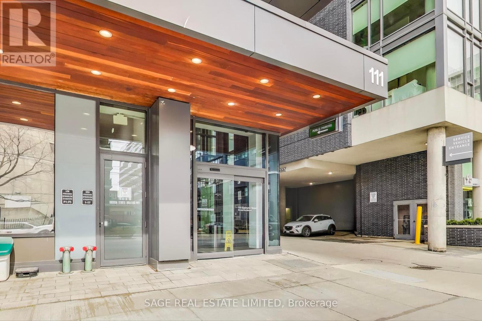 Photo 2 of 1606 111 Bathurst Street N, Toronto ON