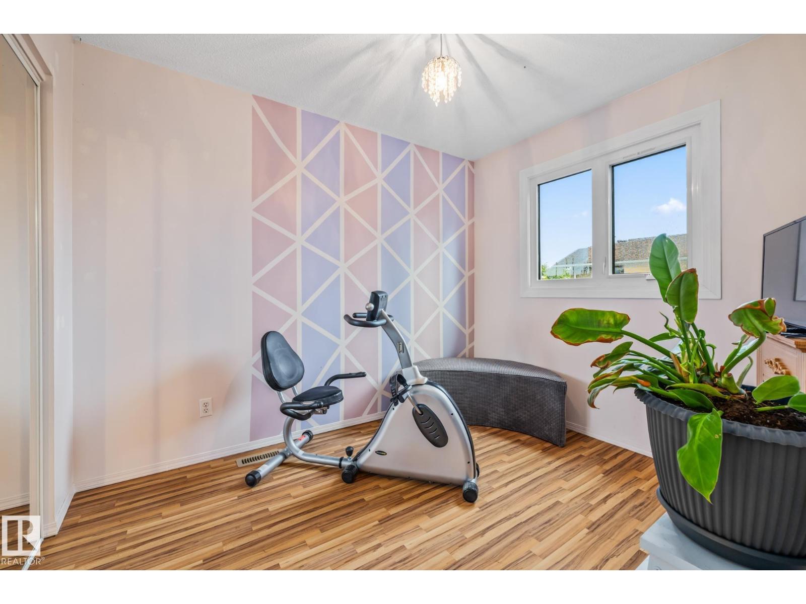 Photo 22 of 10940 Beaumaris Rd Nw, Edmonton AB