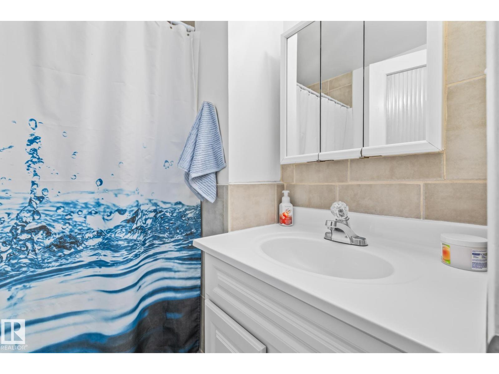 Photo 10 of 10940 Beaumaris Rd Nw, Edmonton AB
