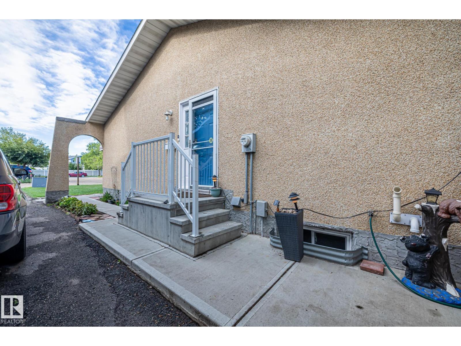 Photo 2 of 10940 Beaumaris Rd Nw, Edmonton AB