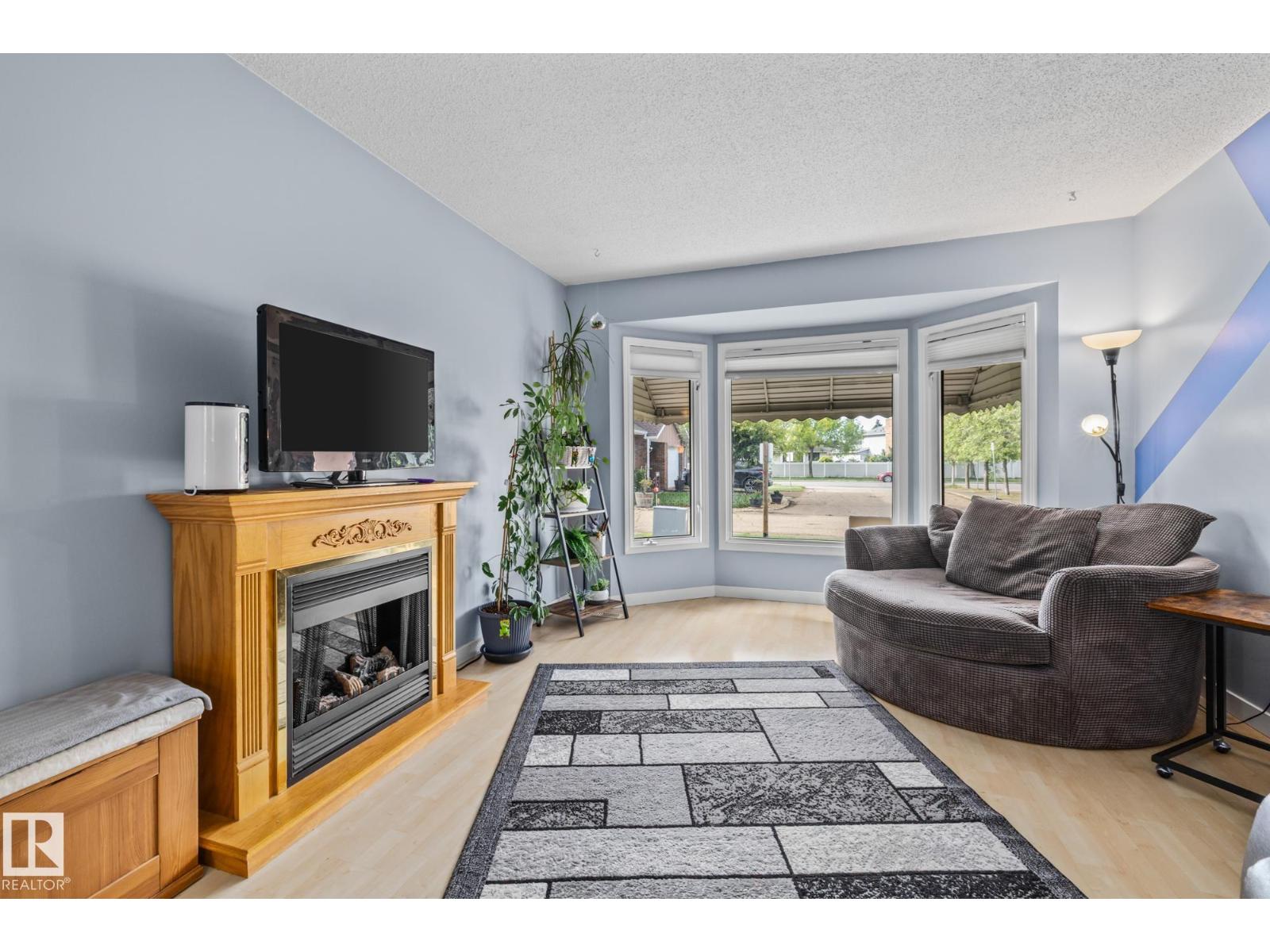 Photo 7 of 10940 Beaumaris Rd Nw, Edmonton AB