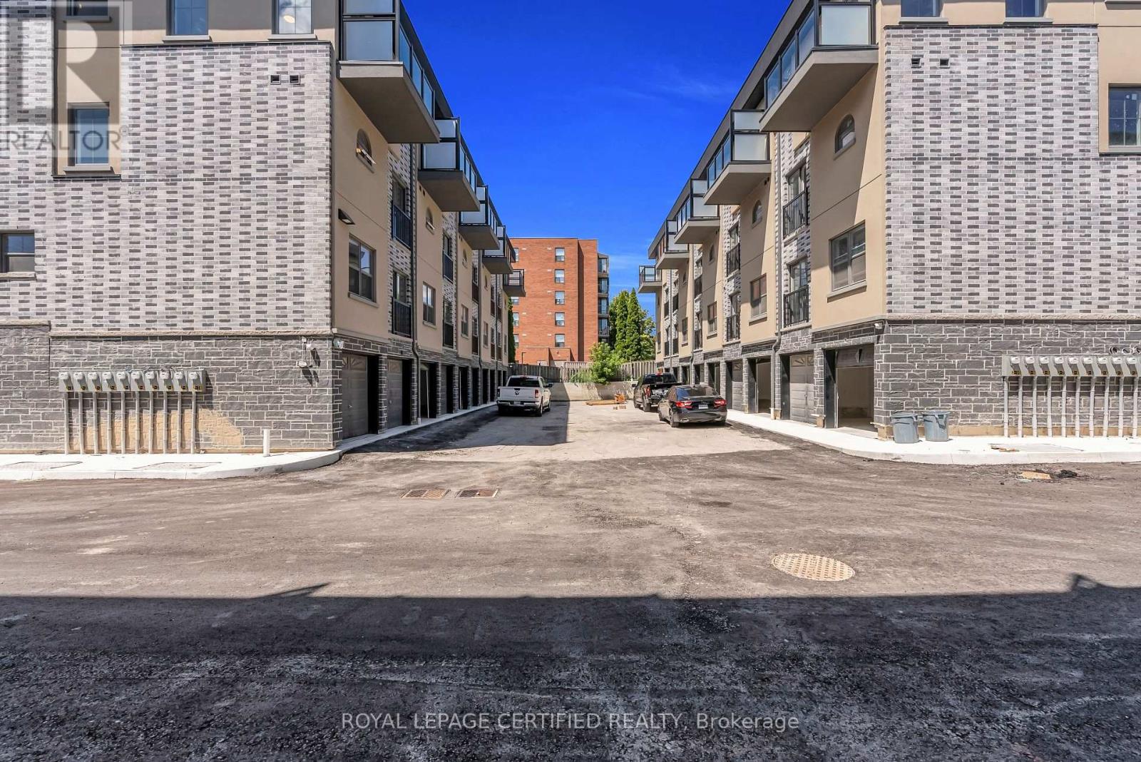 Photo 13 of 19 400 Mary Street E, Whitby ON