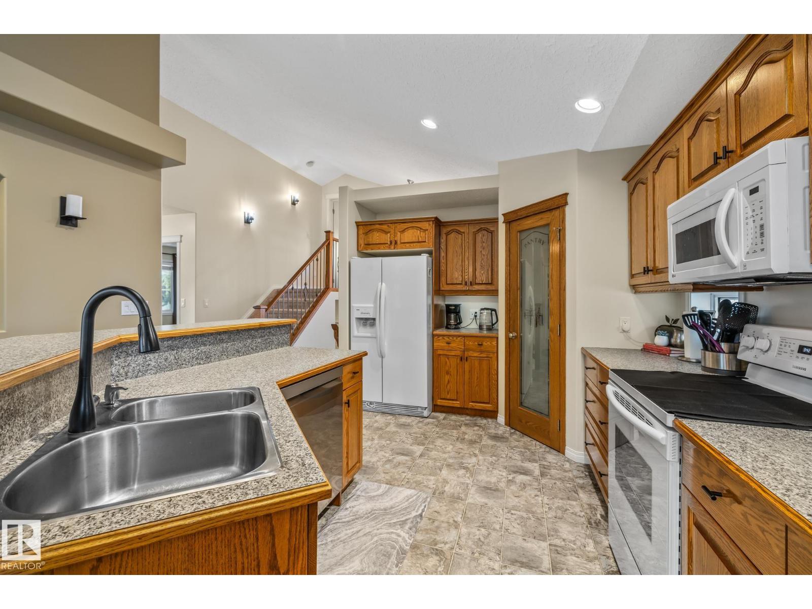 Photo 4 of 10411 95 St, Morinville AB