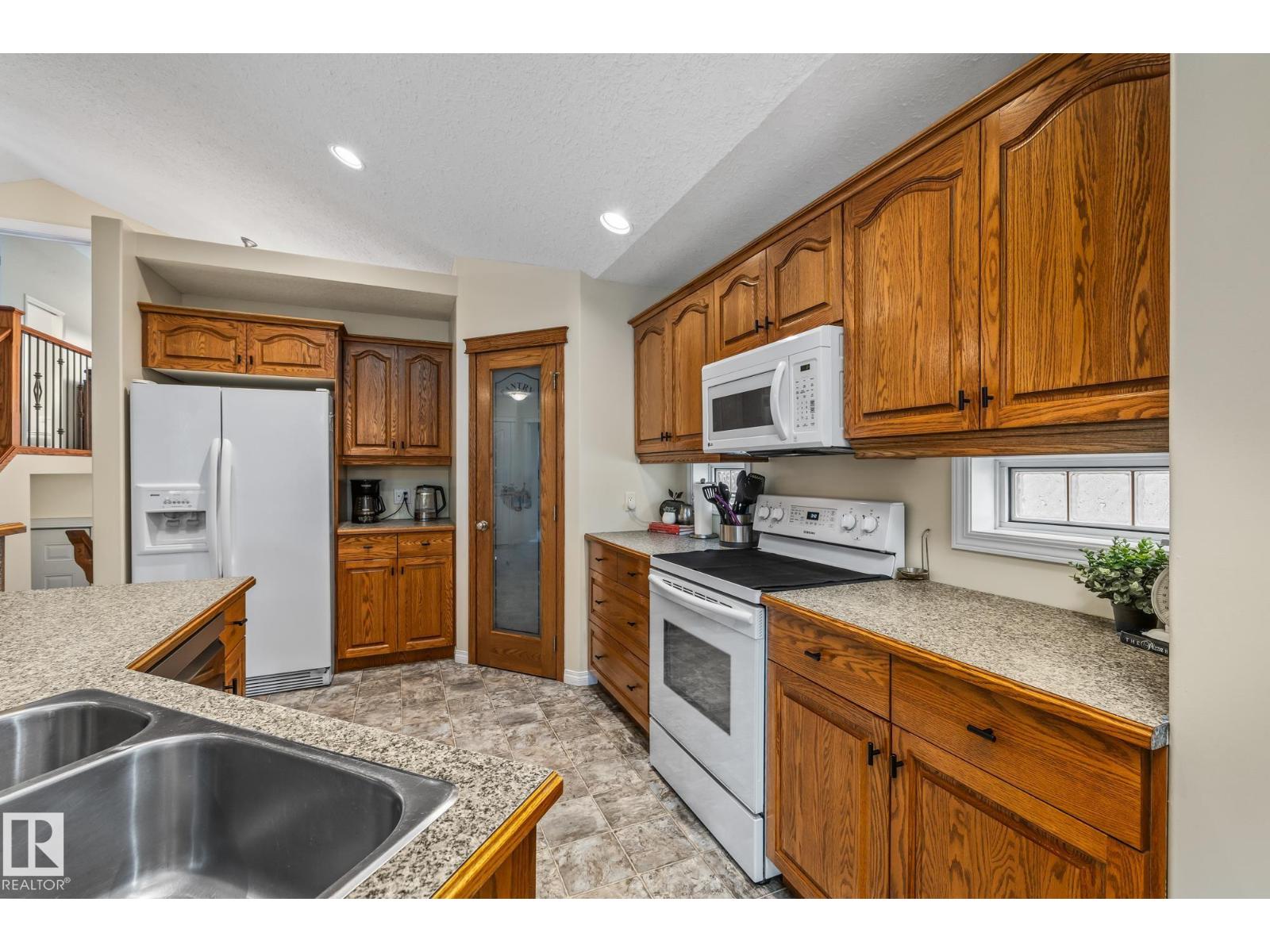 Photo 5 of 10411 95 St, Morinville AB