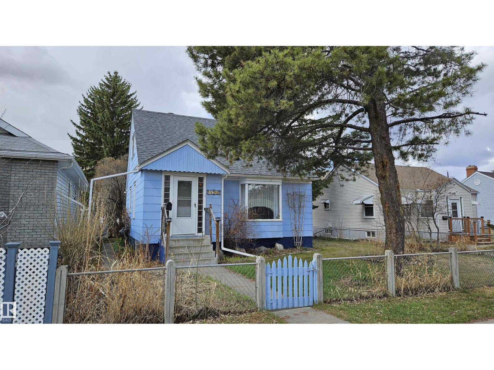 Photo 2 of 11512 86 St Nw, Edmonton AB