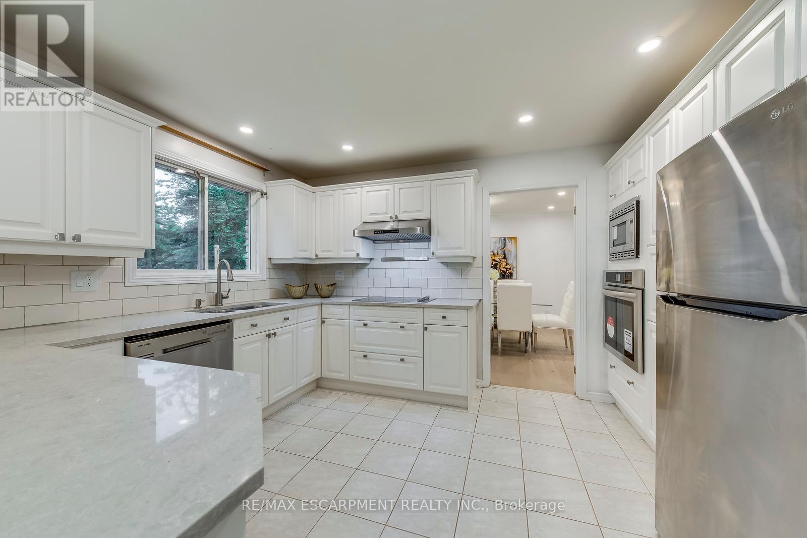 Photo 14 of 170 Cavendish Court, Oakville ON