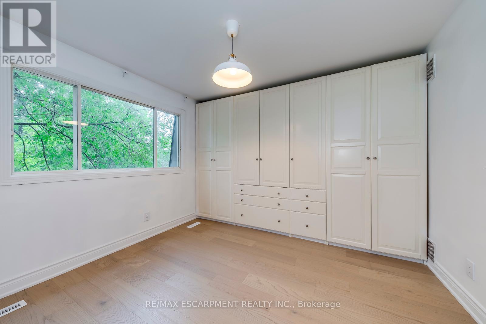 Photo 31 of 170 Cavendish Court, Oakville ON