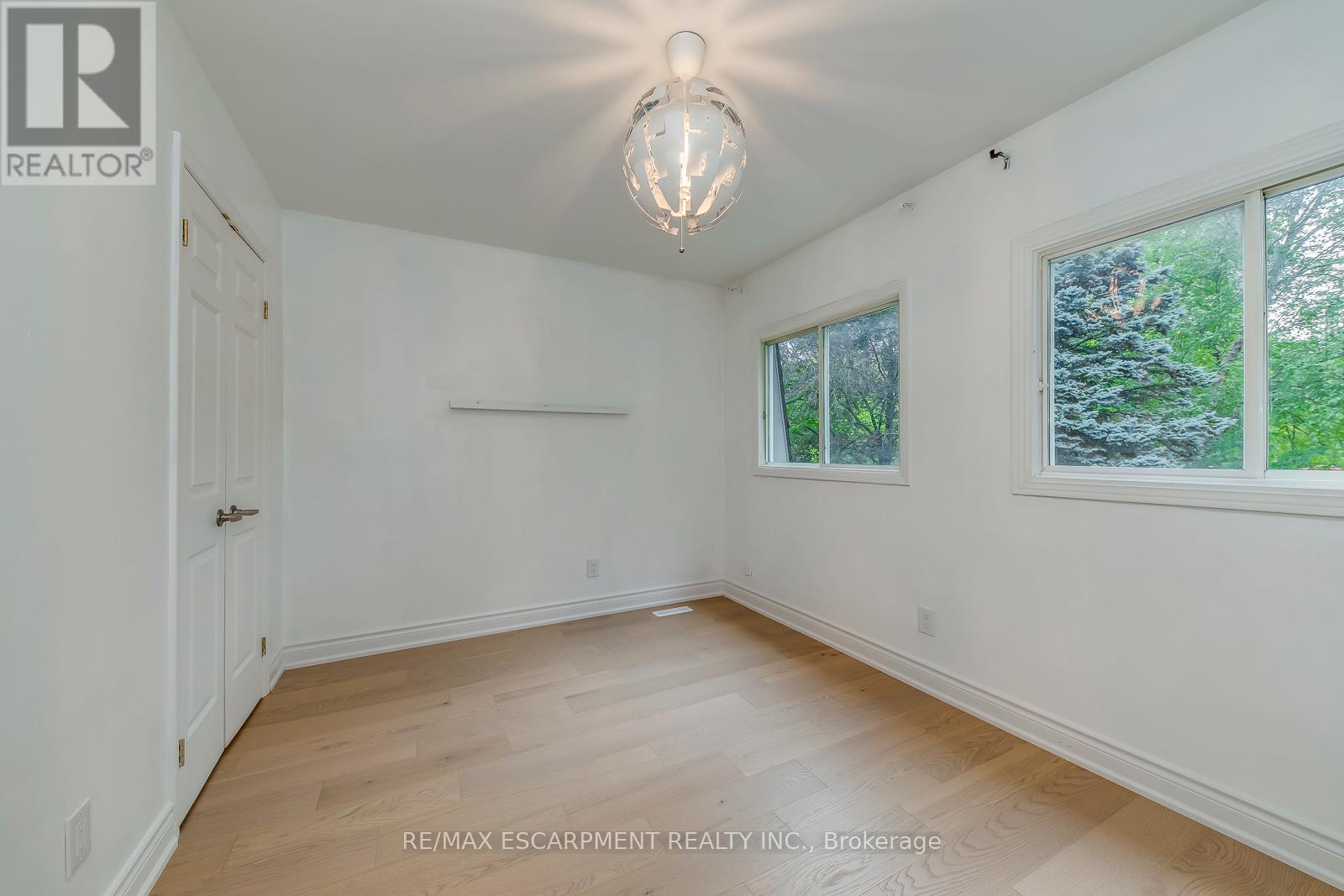 Photo 32 of 170 Cavendish Court, Oakville ON