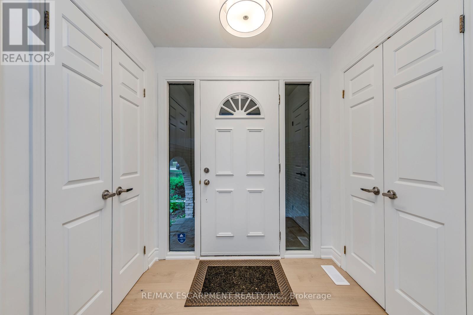 Photo 7 of 170 Cavendish Court, Oakville ON