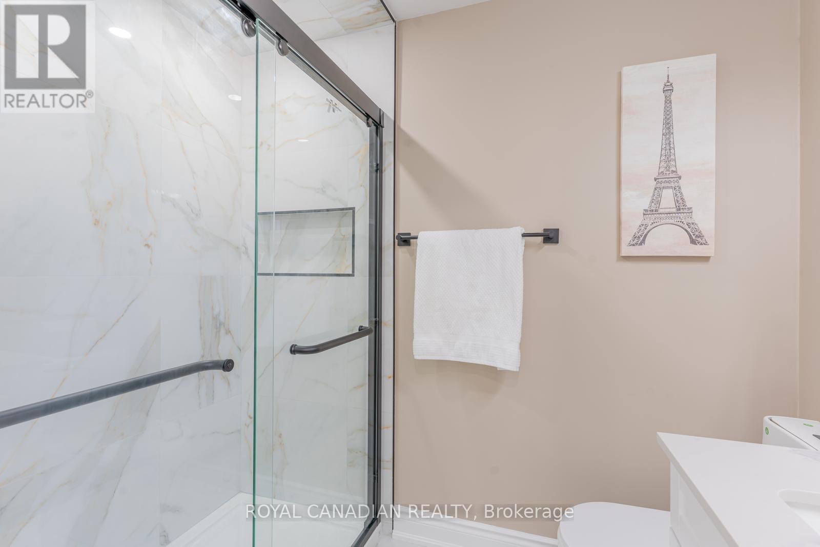 Photo 33 of 60 Cherrytree Drive W, Brampton ON