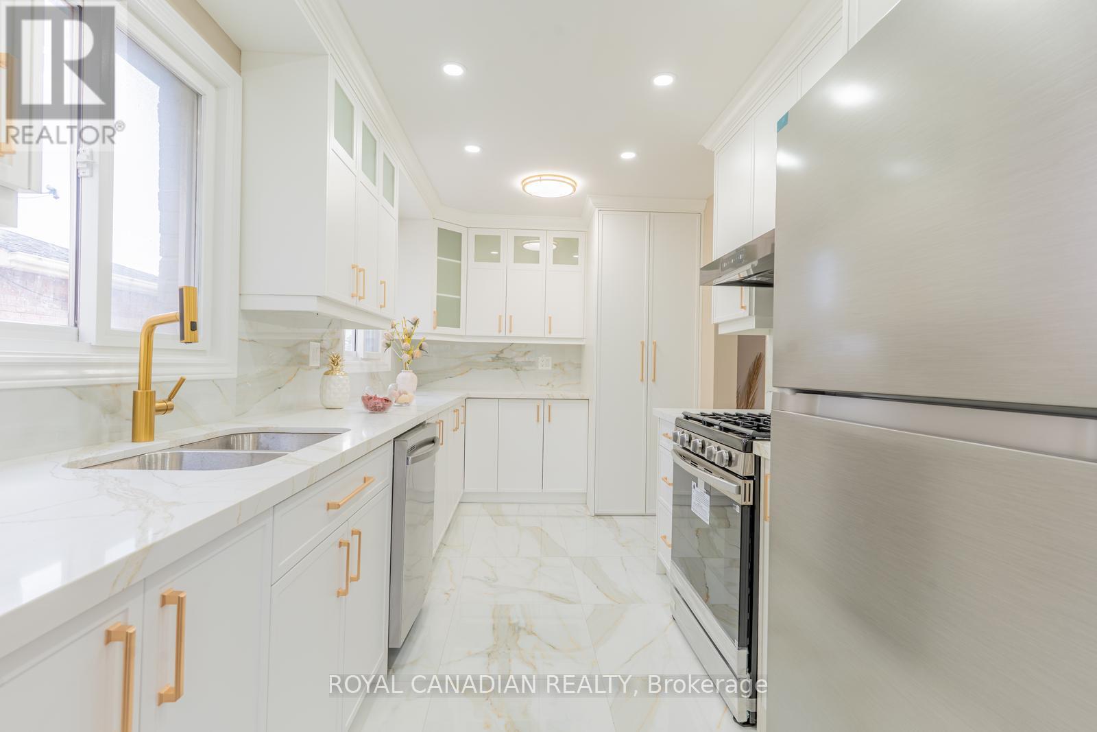 Photo 42 of 60 Cherrytree Drive W, Brampton ON
