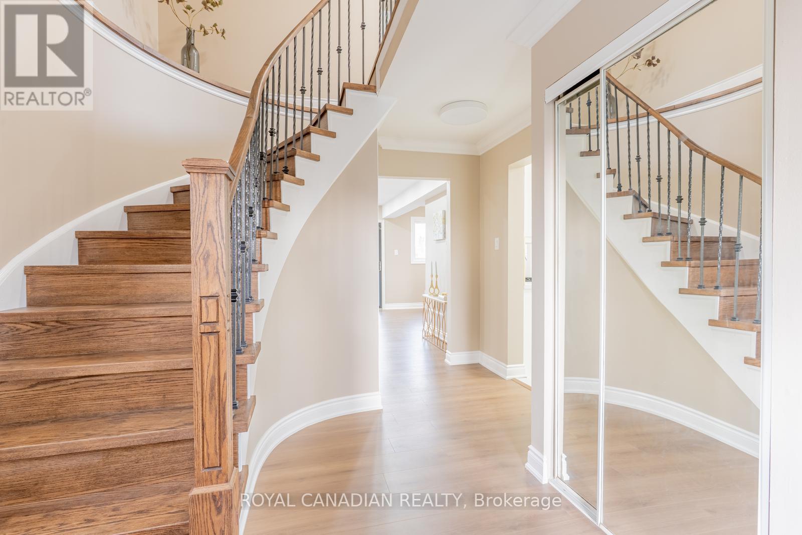 Photo 13 of 60 Cherrytree Drive W, Brampton ON