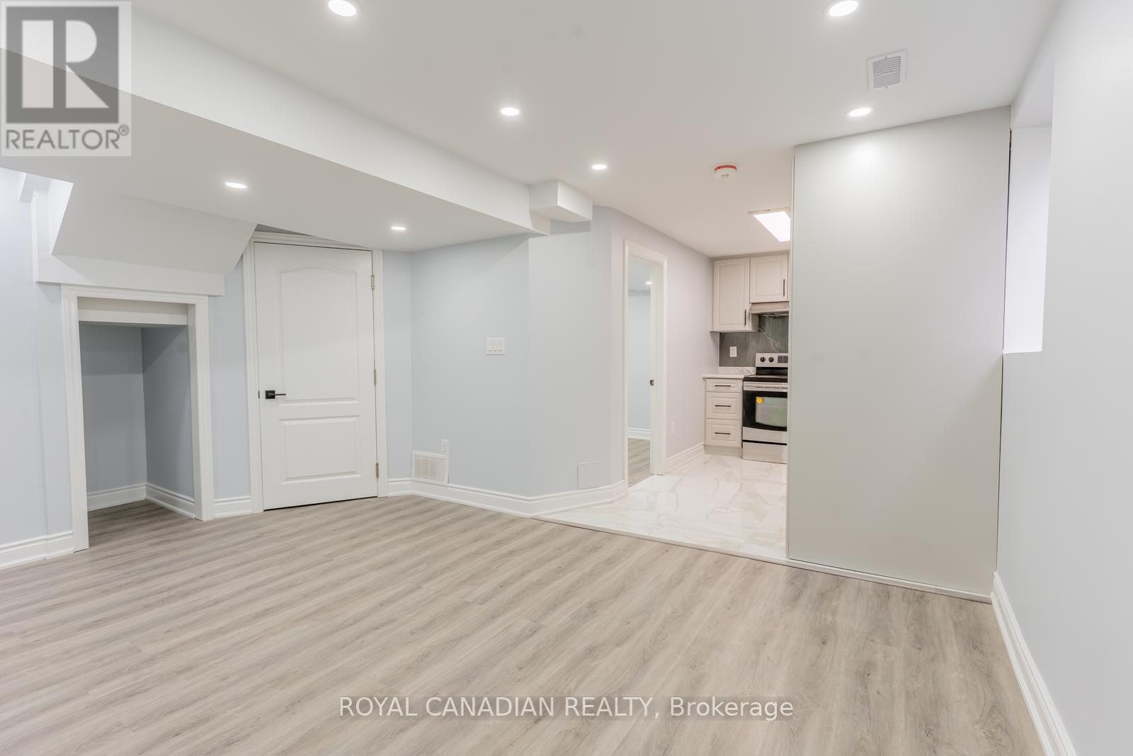 Photo 14 of 60 Cherrytree Drive W, Brampton ON