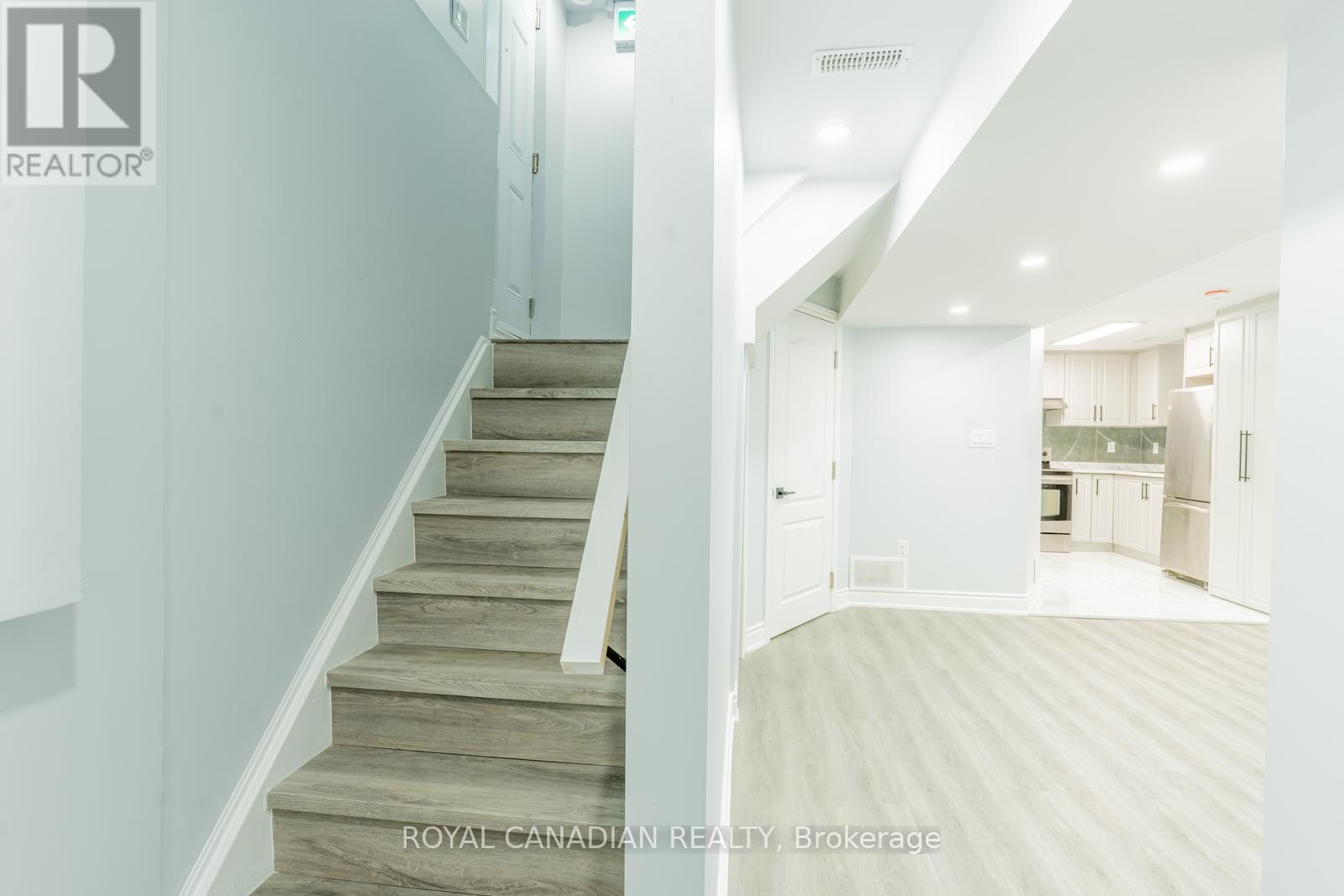 Photo 11 of 60 Cherrytree Drive W, Brampton ON