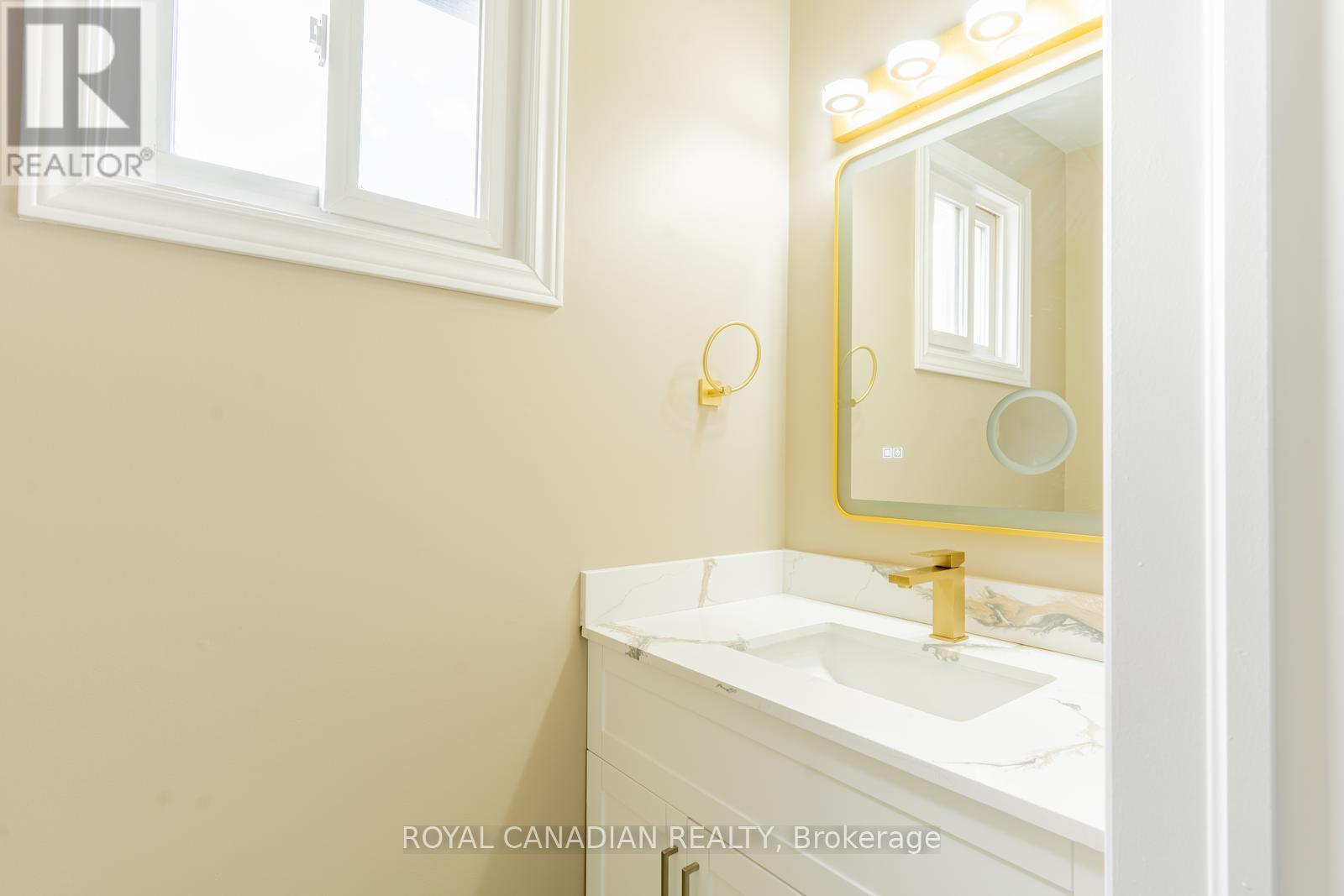 Photo 34 of 60 Cherrytree Drive W, Brampton ON