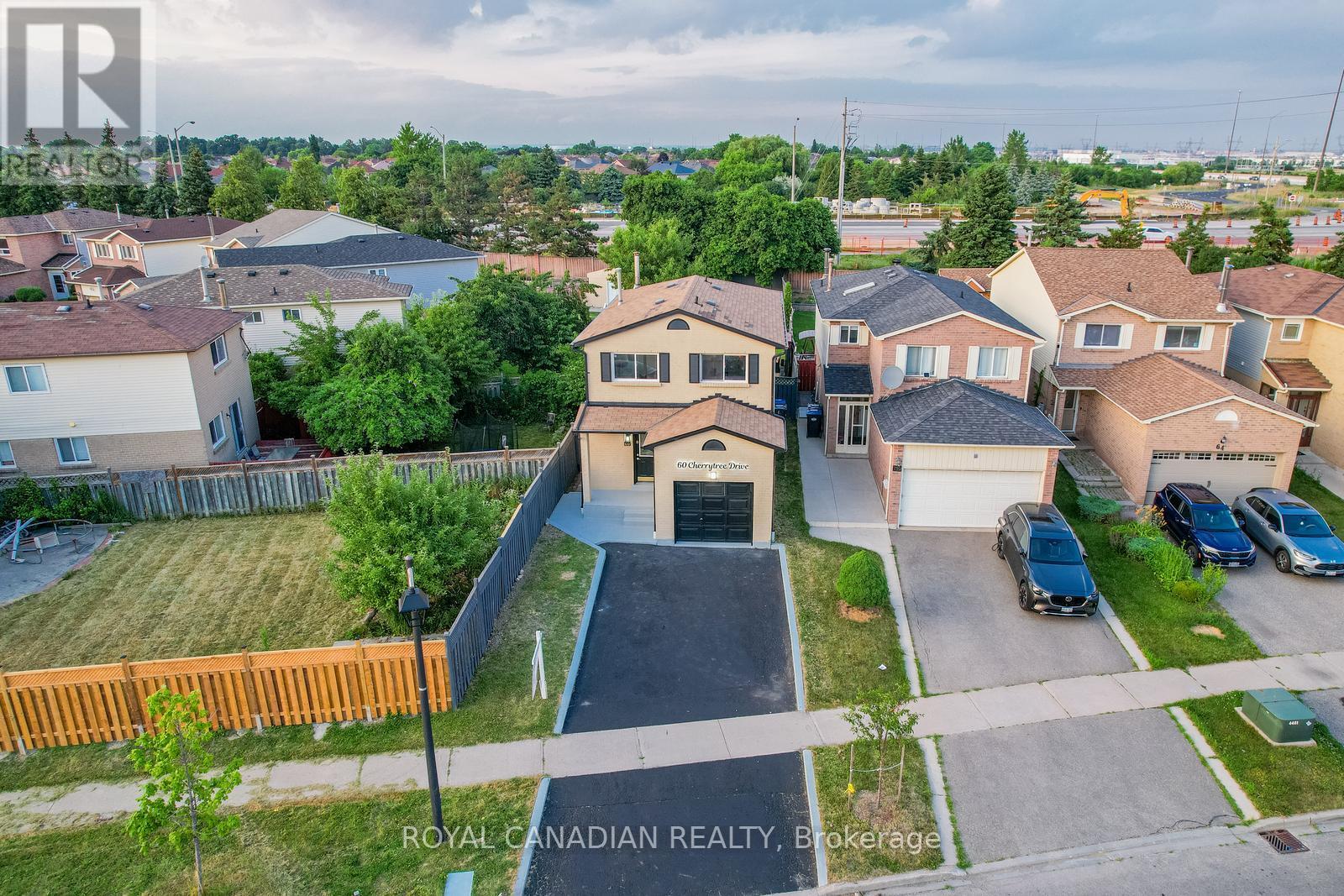 Photo 27 of 60 Cherrytree Drive W, Brampton ON