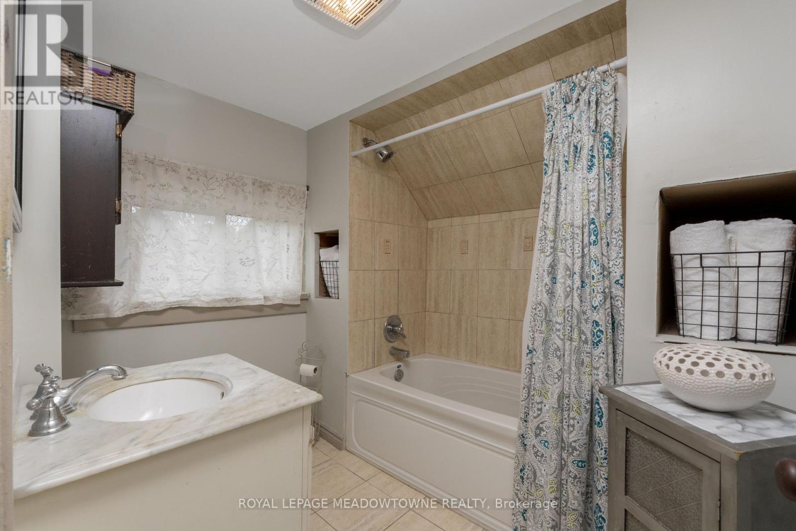 Photo 29 of 14 Academy Road, Halton Hills ON