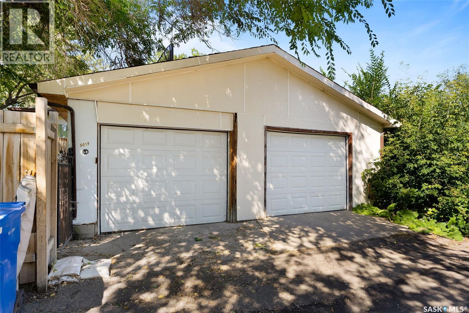 Single Family House Bi-level for Sale in  th AVENUE Regina 
