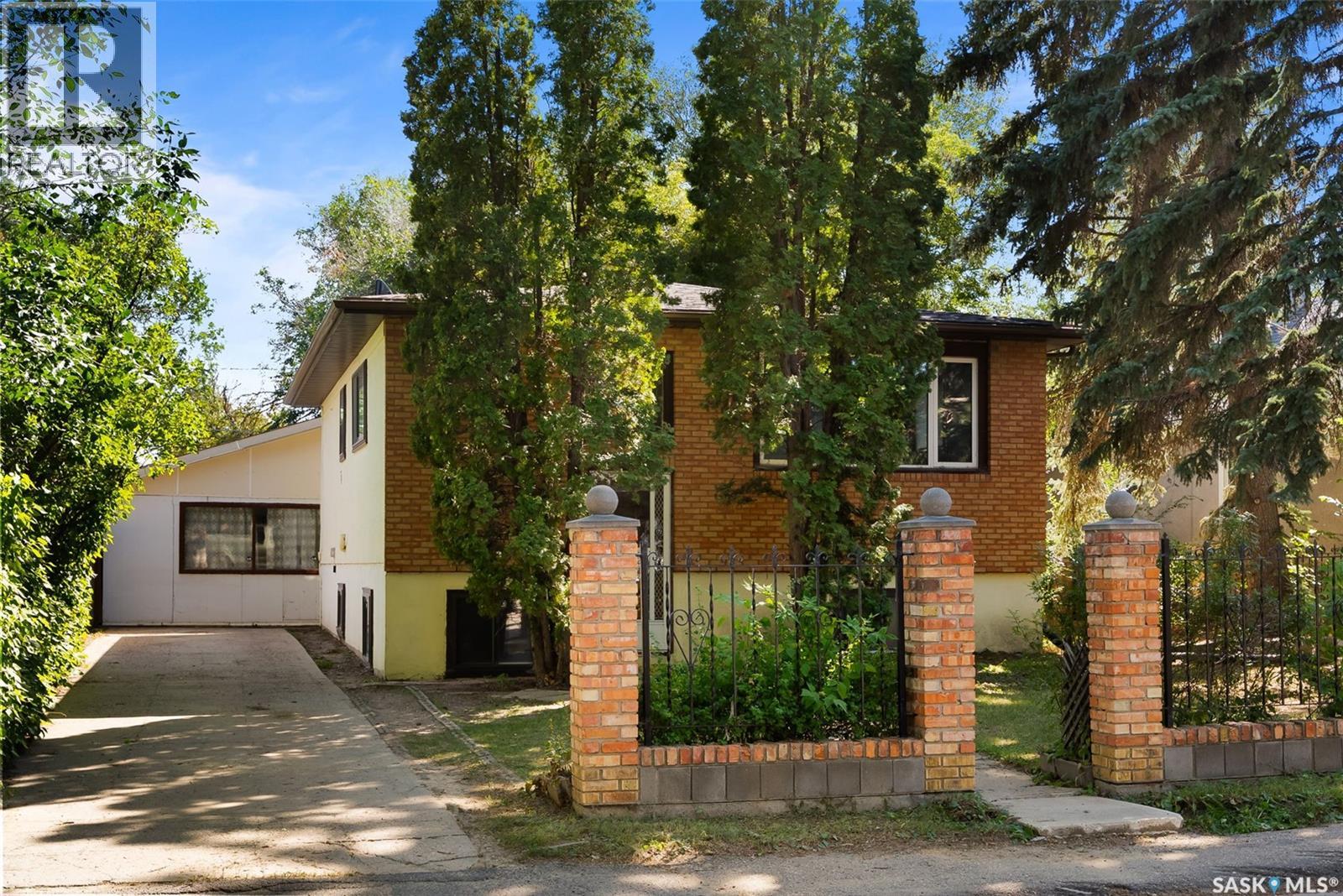 Single Family House Bi-level for Sale in  th AVENUE Regina 