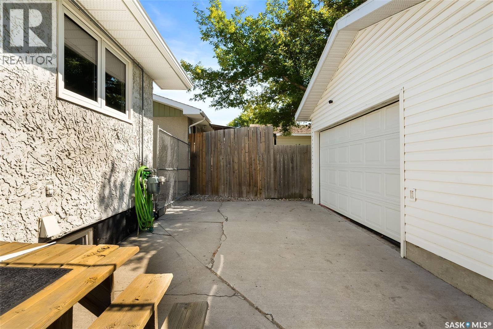 Photo 3 of 114 Mackenzie Crescent, Regina SK