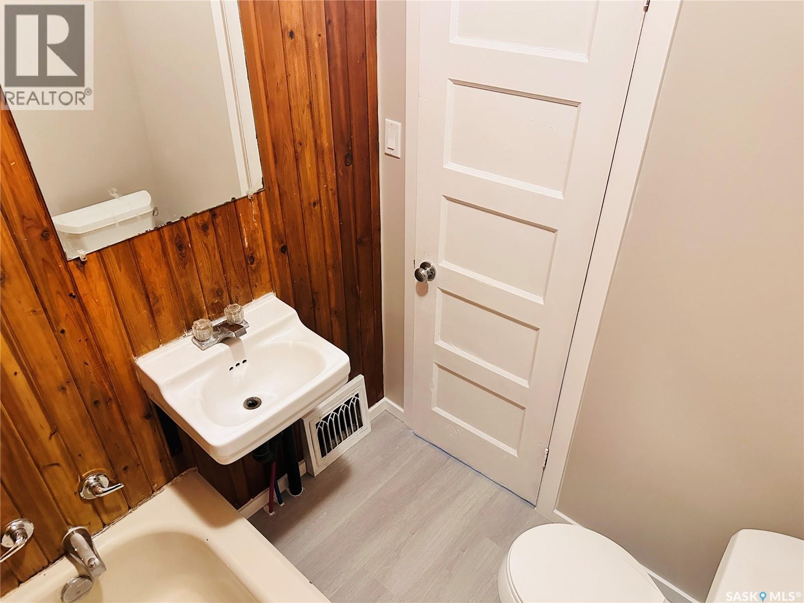 Photo 2 of 1705 Quebec Street, Regina SK