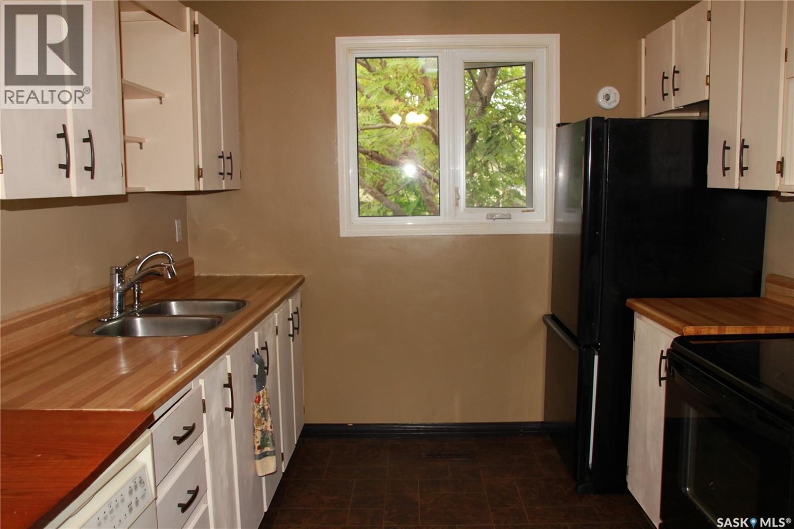 Photo 10 of 915 Rowell Crescent N, Regina SK