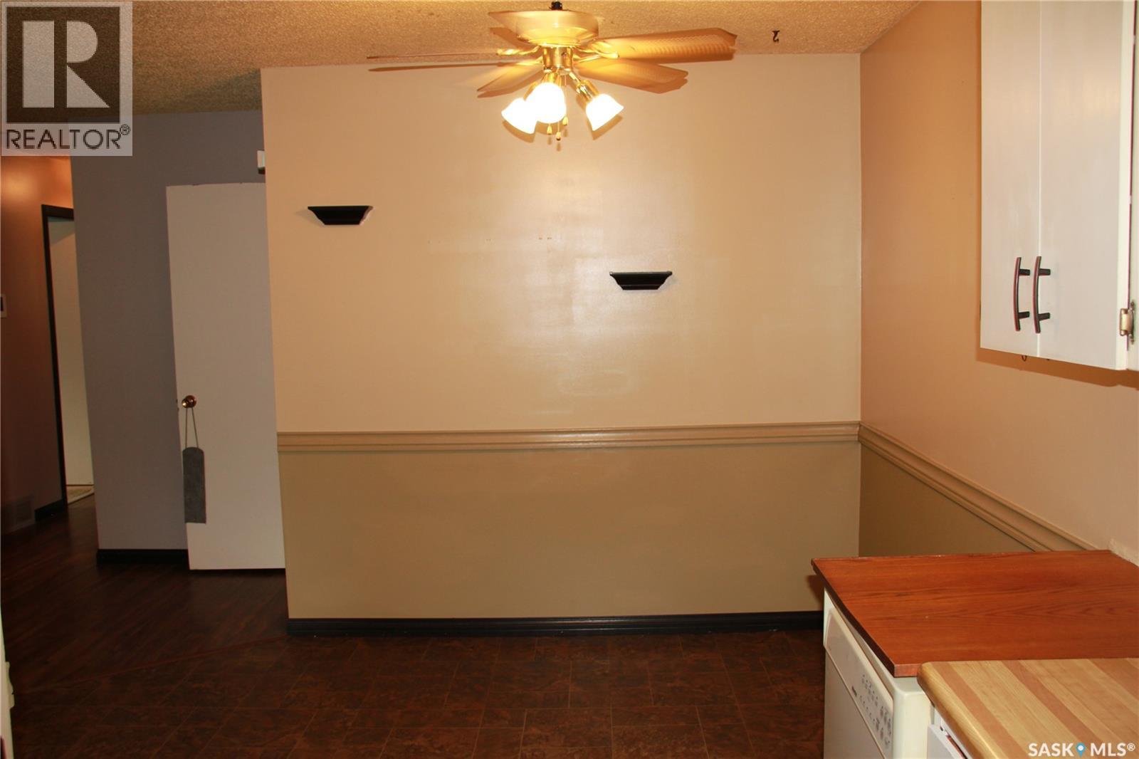 Photo 2 of 915 Rowell Crescent N, Regina SK