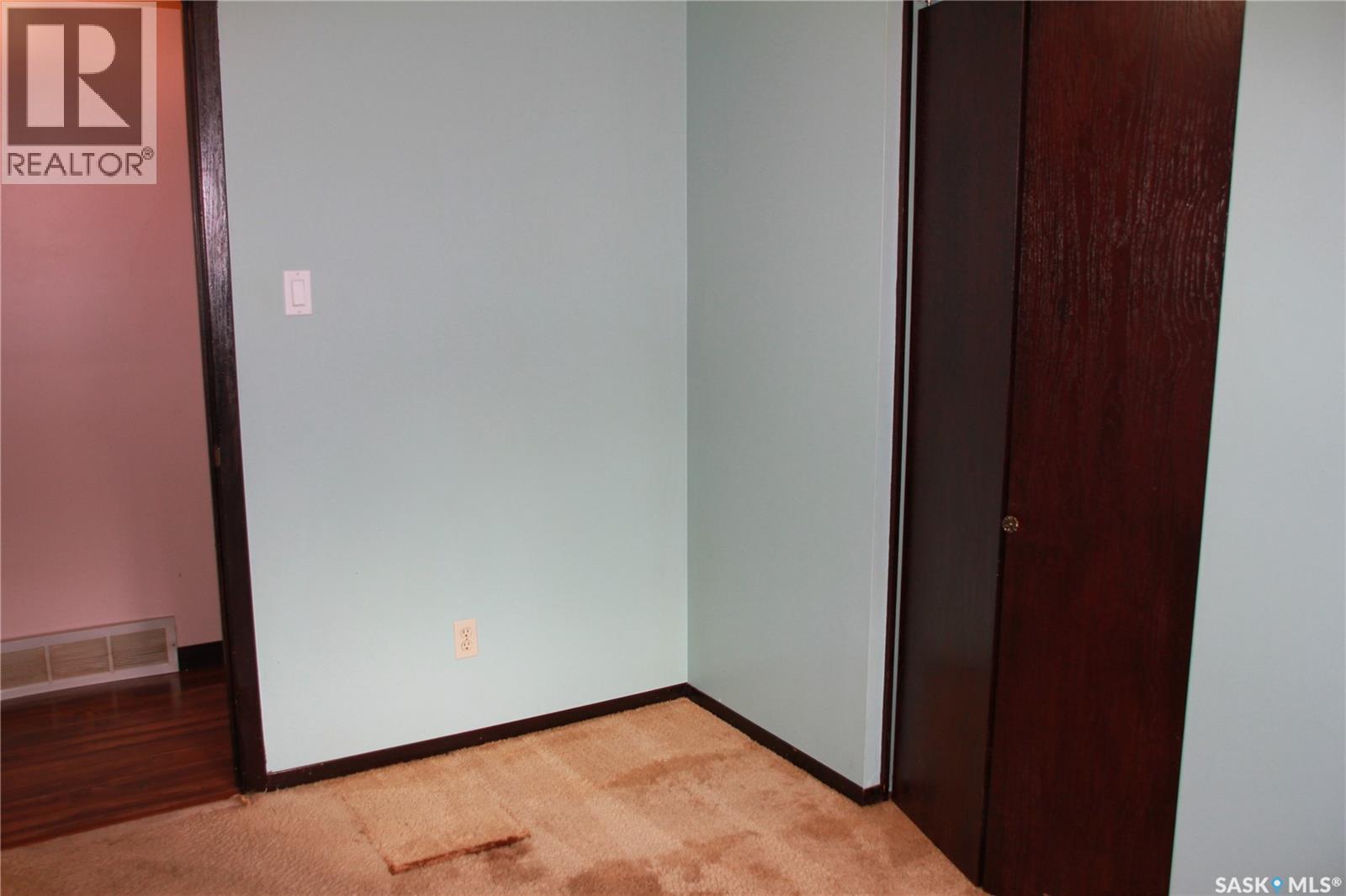 Photo 3 of 915 Rowell Crescent N, Regina SK