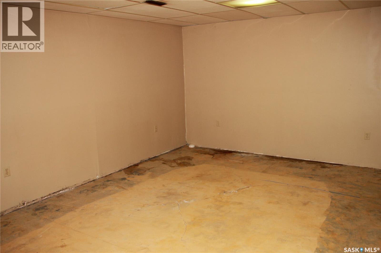 Photo 5 of 915 Rowell Crescent N, Regina SK