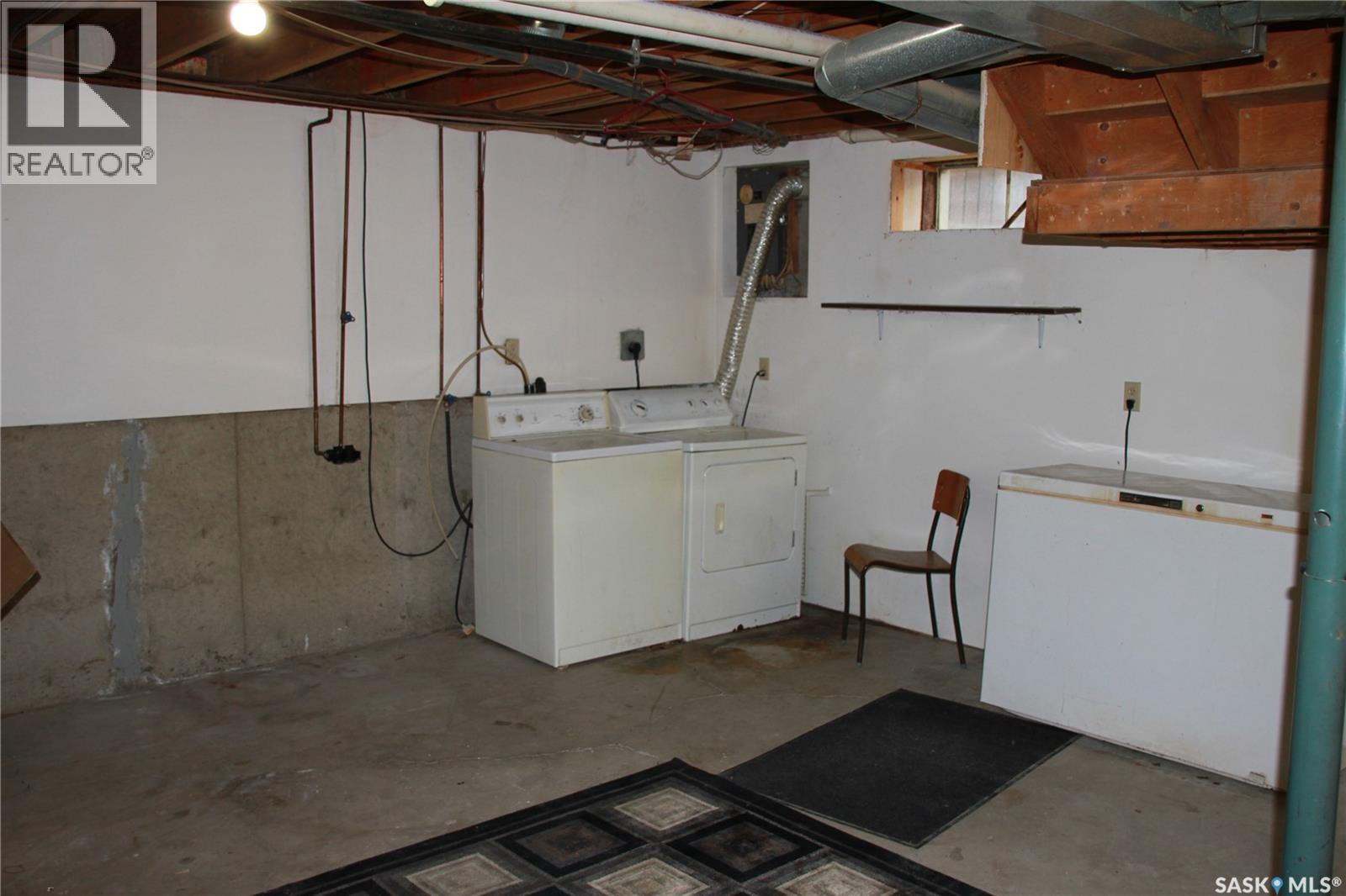 Photo 6 of 915 Rowell Crescent N, Regina SK
