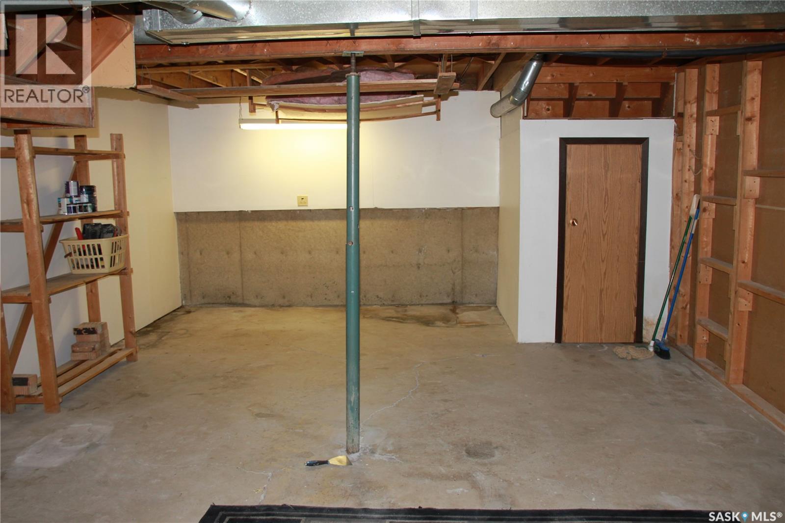 Photo 4 of 915 Rowell Crescent N, Regina SK
