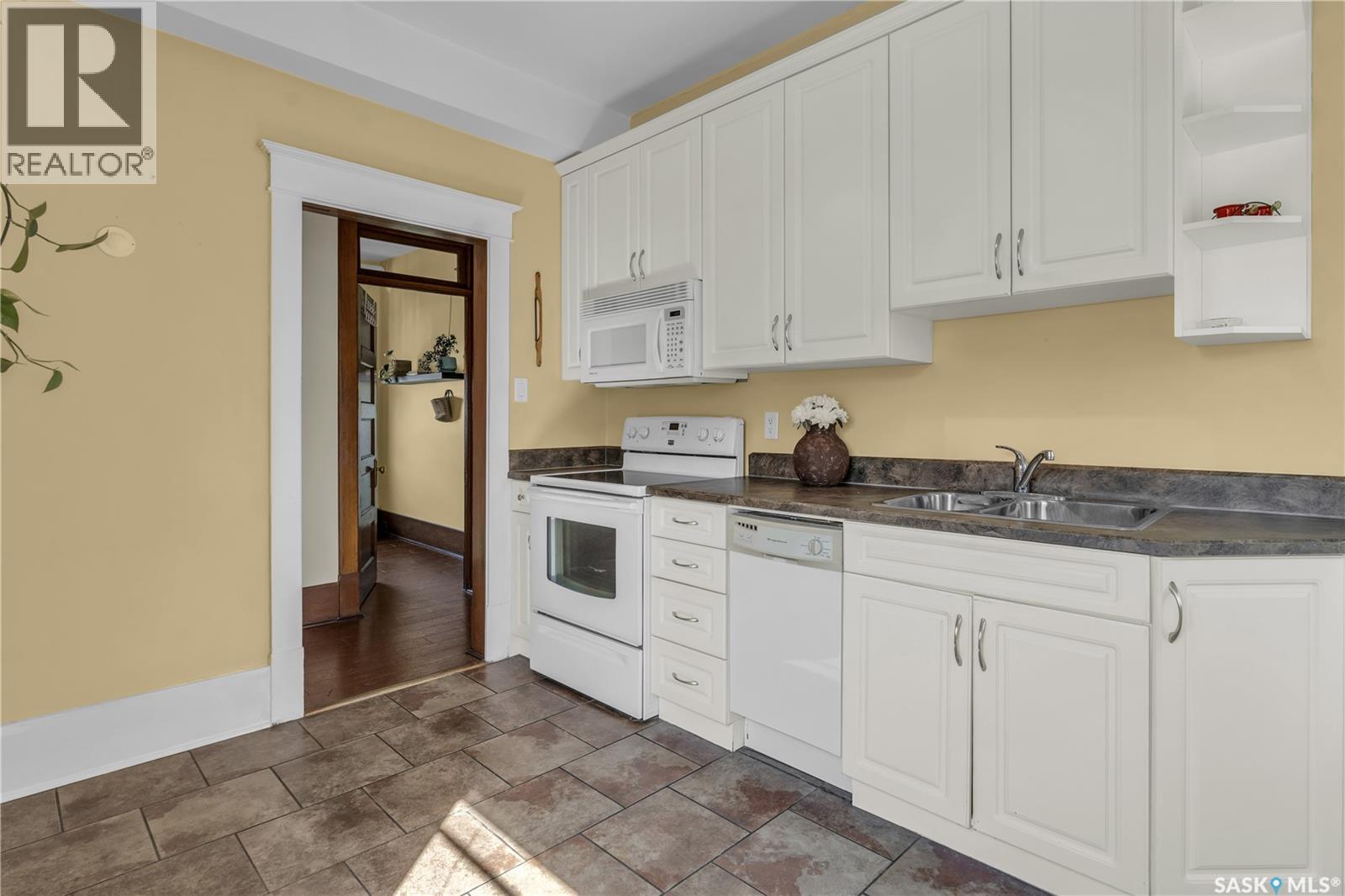 Photo 11 of 14 2201 14th Avenue, Regina SK