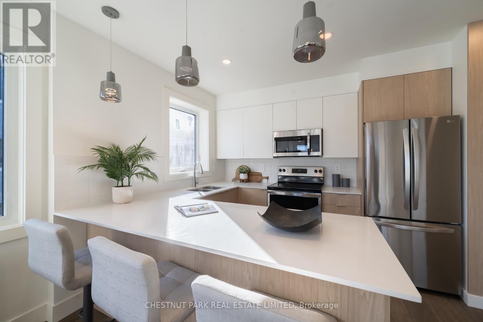 Photo 5 of 3 1450 Avenue Road, Toronto ON